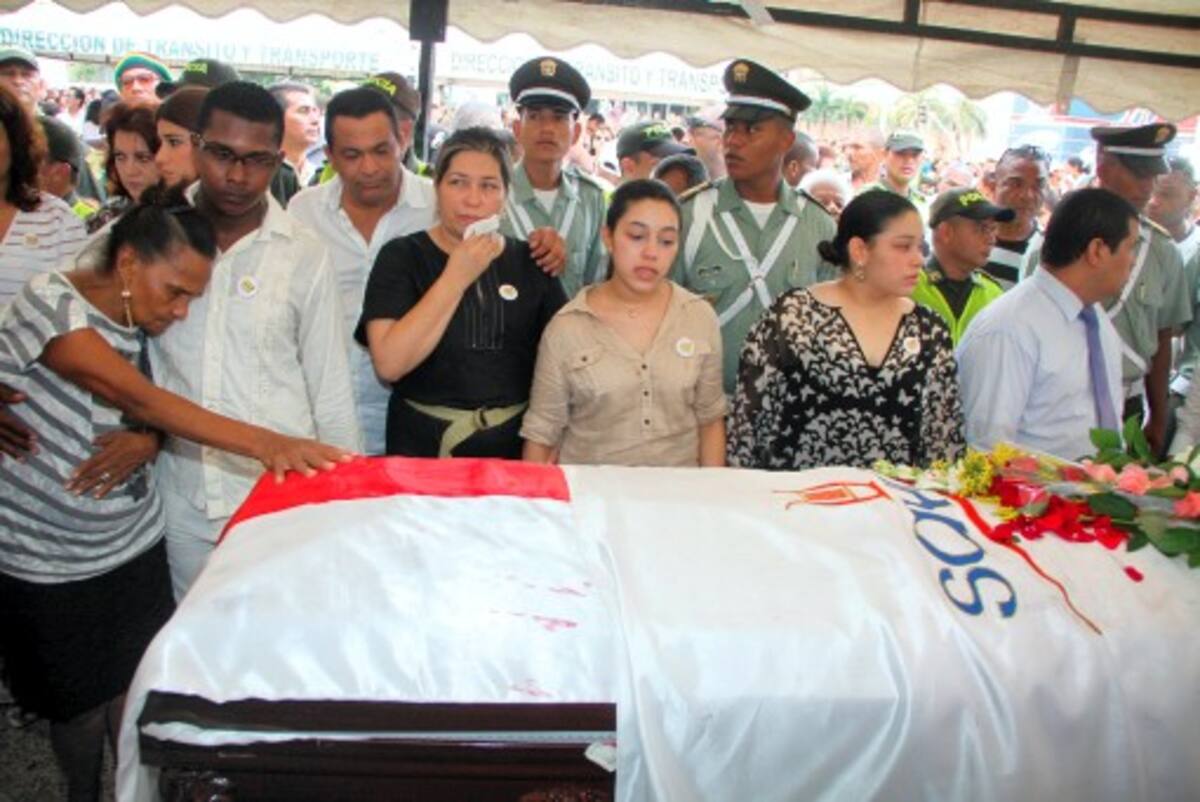 Seguidores, amigos y familiares de Joe Arroyo despiden a esta hora al cantautor cartagenero en el cementerio Jardines de la Eternidad. (Colprensa Qhubo/Barranquilla)