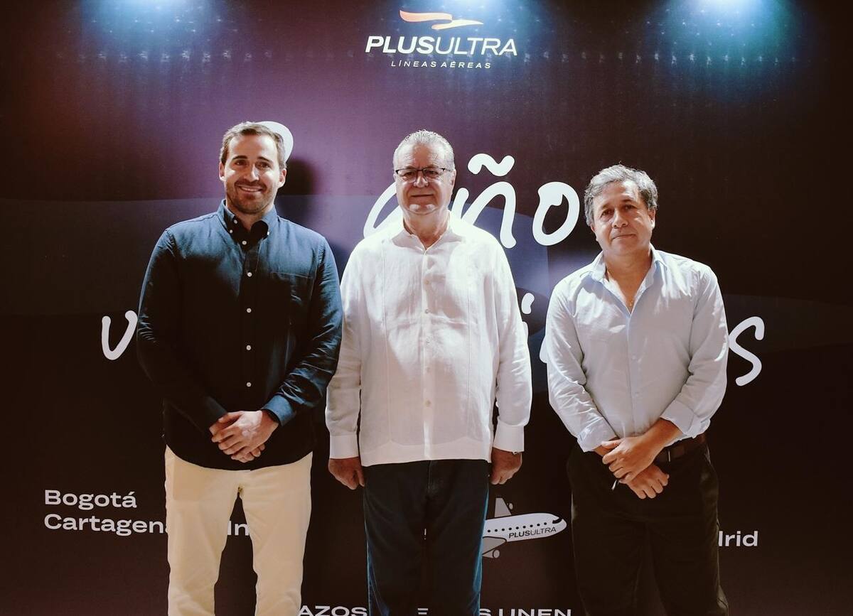 De izquierda a derecha aparecen Pablo Segura, director de Marketing de Plus Ultra; Julio Martínez Sola, presidente de esa compañía; y Reynaldo Cortés, gerente de Aeropuerto Cartagena-Oinac. // Cortesía