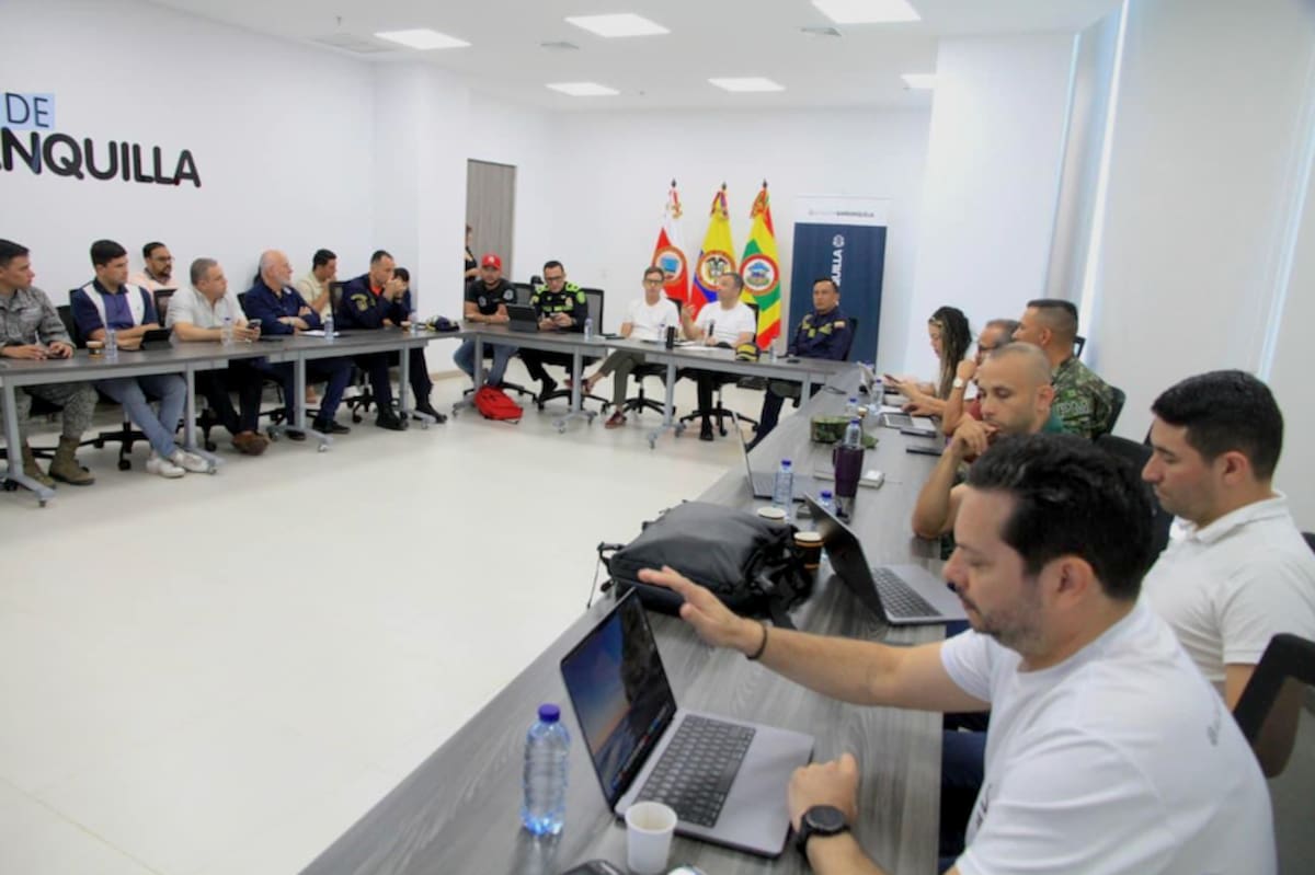 La Alcaldía de Barranquilla, en coordinación con la Policía Nacional, el Ejército Nacional y la Fuerza Aérea, coordinaron las acciones que se harán, especialmente en horario nocturno y en puntos priorizados por la comunidad, durante la celebración del Día de Amor y Amistad.//Cortesía Alcaldía de Barranquilla.