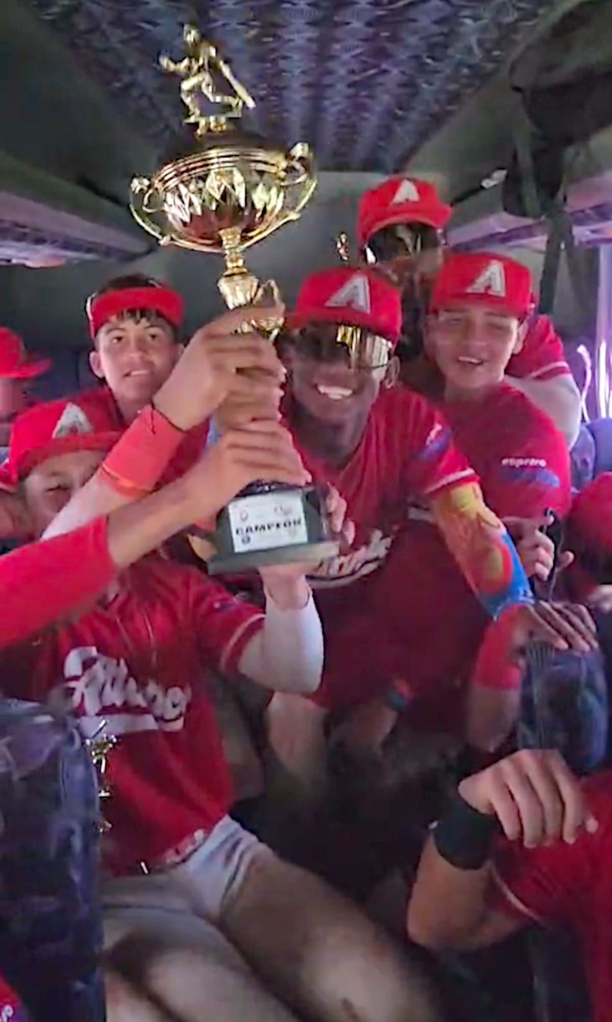 Peloteros de Atlántico festejan el título alcanzado en el Campeonato Nacional de Béisbol de la categoría sub-18, disputado en la ciudad de Montería.//Cortesía Liga de Béisbol del Atlántico.