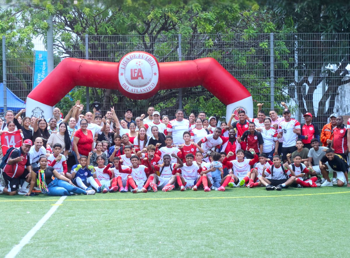 Jugadores, cuerpo técnico y padres de familia de la selección Atlántico tras su paso a ala siguiente fase del Campeonato Nacional Sub-13 de Fútbol.//Cortesía Liga del Atlántico.