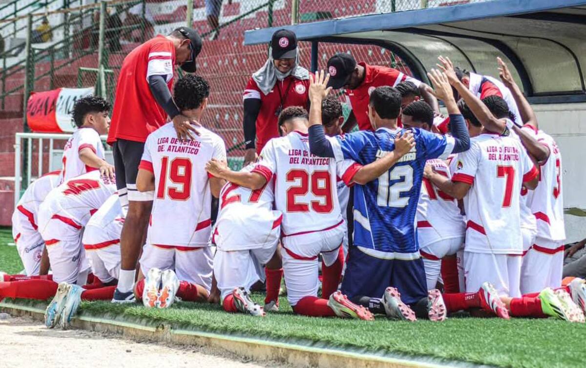 Jugadores del seleccionado sub-15 de fútbol de Atlántico festejan la siguiente fase del Campeonato Nacional de la categoría.//Cortesía.