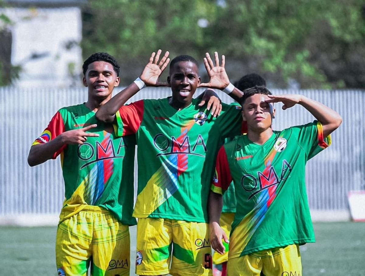 Jugadores del seleccionado de Bolívar festejan uno de los tres goles anotados a Boyacá en partido por la fase semifinal del Campeonato Nacional Sub-15 de Fútbol que se juega en Barranquilla.//Cortesía.