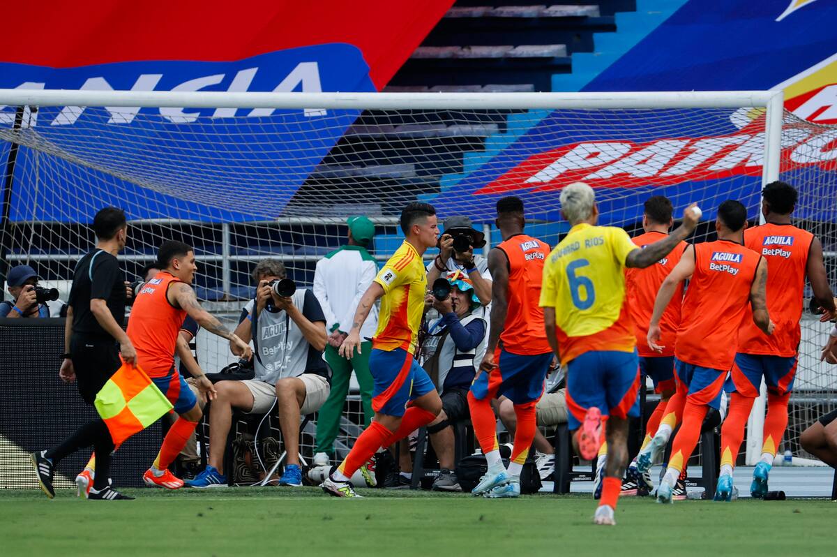 El banco de Colombia estalló tras el tanto de James Rodríguez en la segunda mitad. //EFE