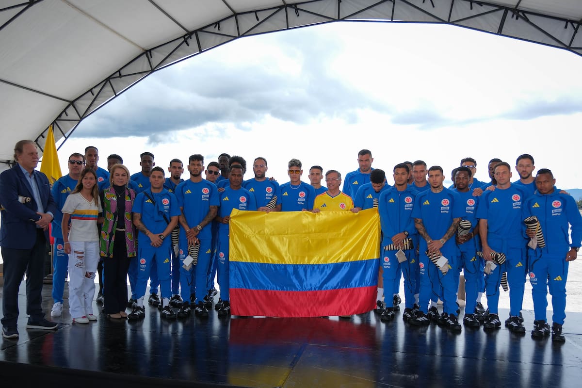 El presidente entregó el pabellón nacional a la Selección Colombia, antes de iniciar su viaje al Mundial 2026. //Foto: Colprensa.