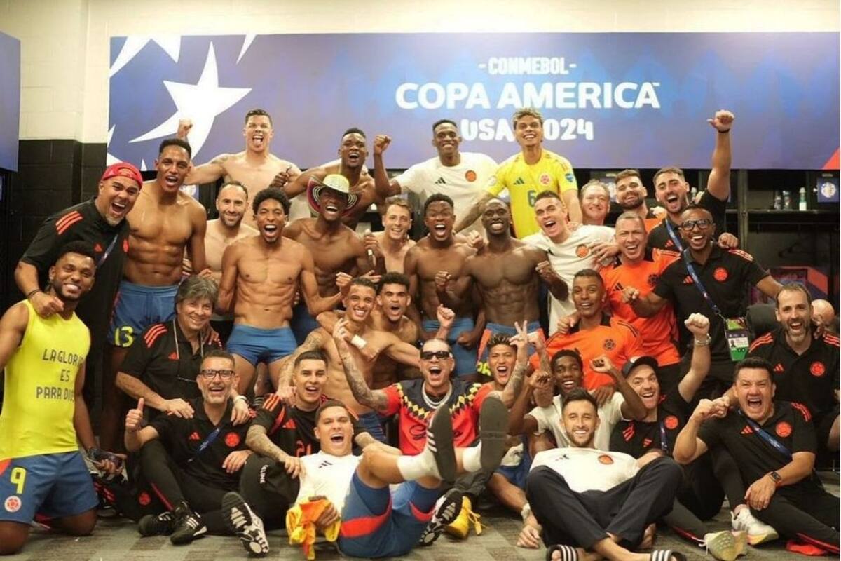 Ryan Castro y Feid celebraron con los jugadores de Colombia el paso a la final