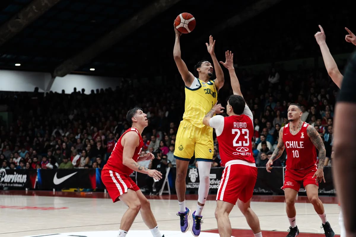 El alero de poder Juan Cárdenas intenta anotar en aro de Chile durante el juego de este viernes.//FOTO FIBA