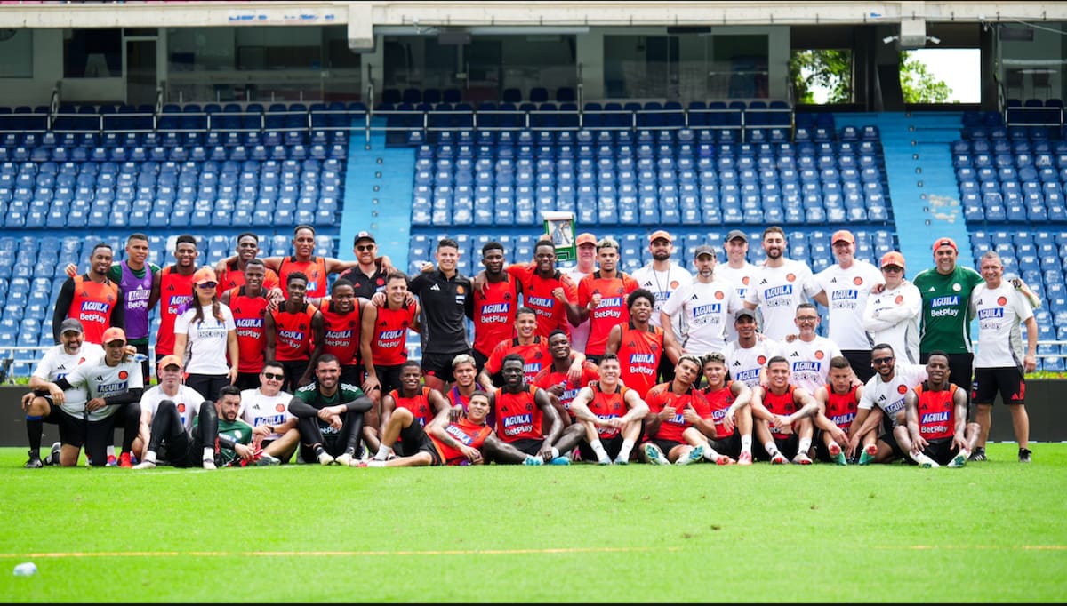 Jugadores, cuerpo técnico y de logística de la Selección Colombia, luego de la práctica de fútbol realizada este lunes en el Estadio Metropolitano Roberto Meléndez.//Cortesía.