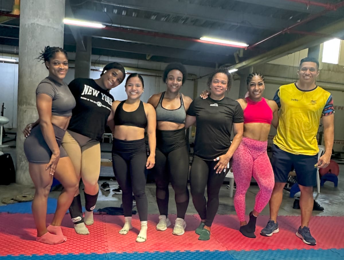 Integrantes de la Selección Colombia Femenina de Levantamiento de Pesas Karen Mosquera, Julieth Jiménez Palechor, Yeinny Geles, Mari Leivis Sánchez Periñán y Julieth Rodríguez, con ellas el entrenador Luis Arrieta//El Universal.