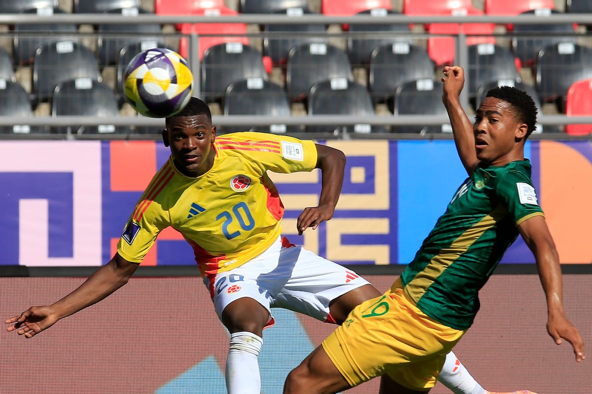 Joel Canchimbo (i) disputa el balón con Thato Majoro en el partido de octavos de final de la Copa Mundial Sub-20 entre Colombia y Sudáfrica en el estadio Fiscal de Talca, en Talca (Chile). //Foto, EFE: Benjamín Hernández