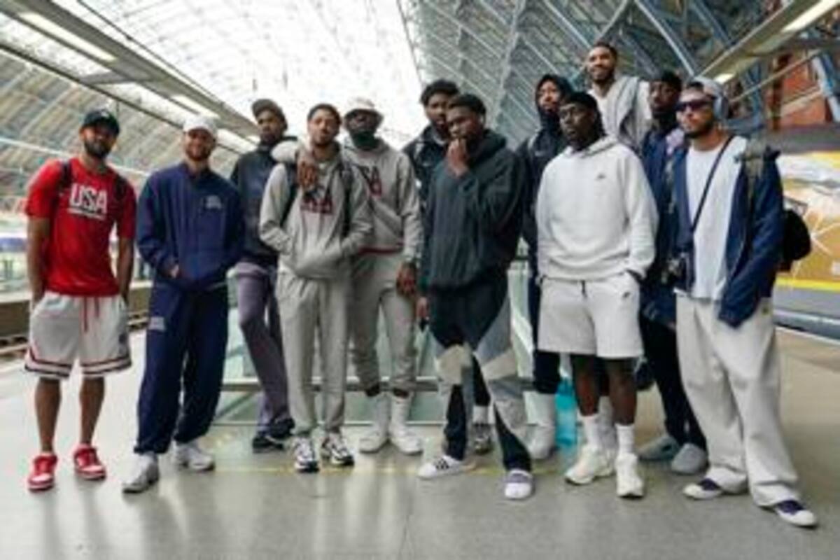 Selección de baloncesto de EE.UU. arriba a Francia antes de su presentación olímpica el domingo