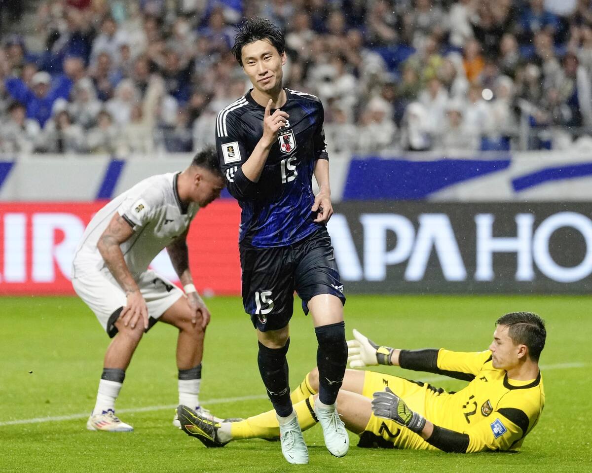 Daichi Kamada, centro, de Japón, celebra después de marcar el segundo gol de su selección durante el partido de las eliminatorias de Asia rumbo a la Copa del Mundo 2026 entre Japón e Indonesia. //Foto, AP: Shohei Miyano