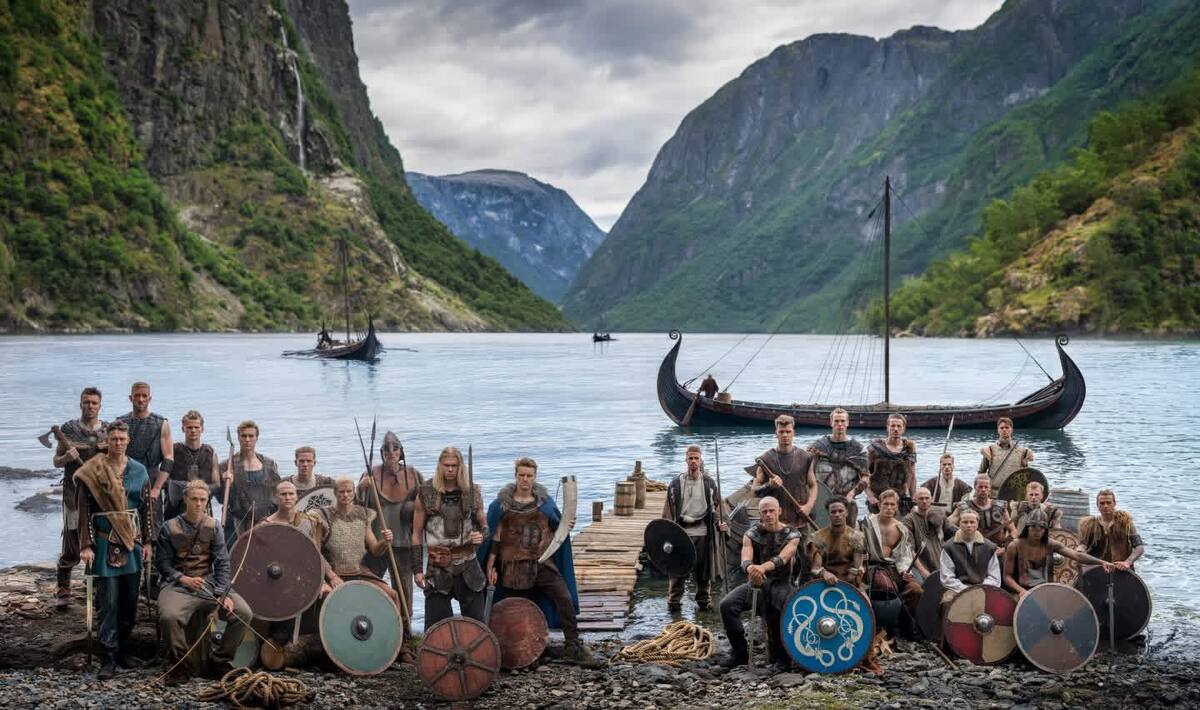 Los jugadores y cuerpo técnico de la selección noruega de fútbol, con su estrella Erling Haaland (2º izq. desde el centro), han posado vestidos como vikingos en una foto tomada en un fiordo de ese país nórdico. //Foto, EFE: Cuenta oficial de X de la selección de Noruega
