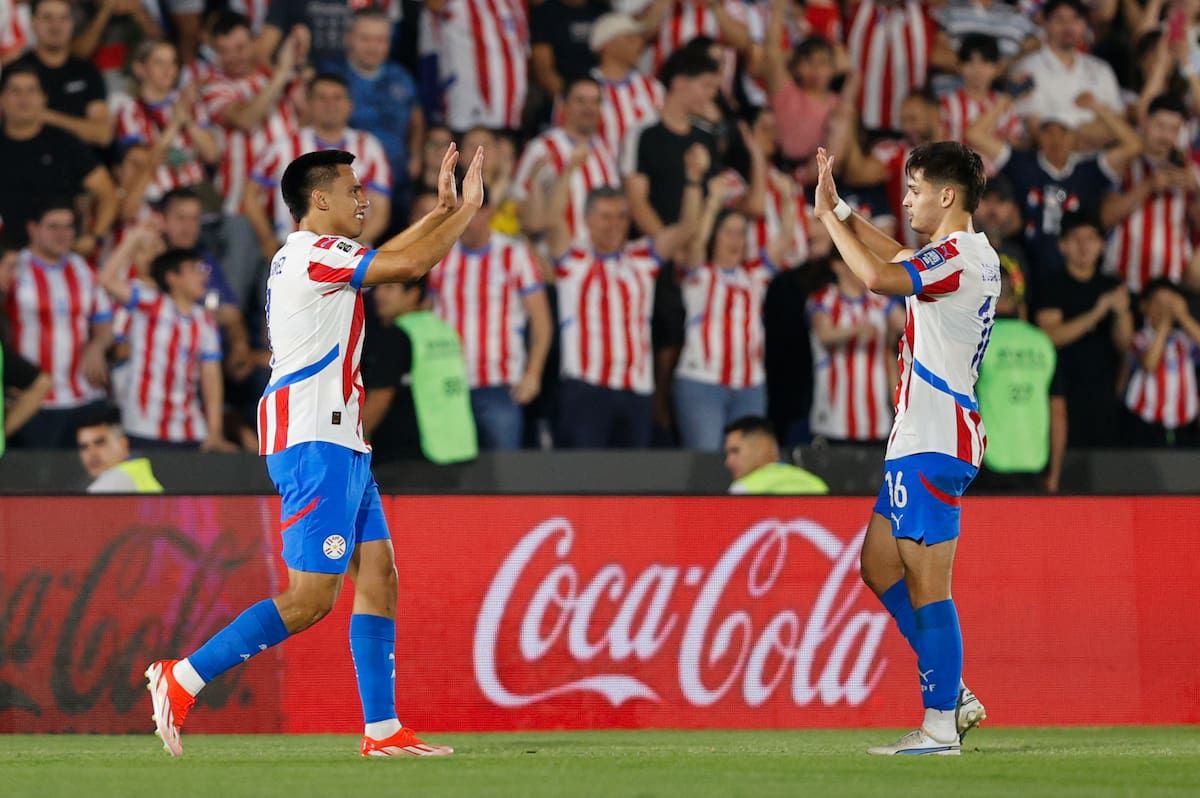 Diego Gómez (i) de Paraguay celebra un gol en un partido de las eliminatorias sudamericanas para el Mundial de 2026. //EFE