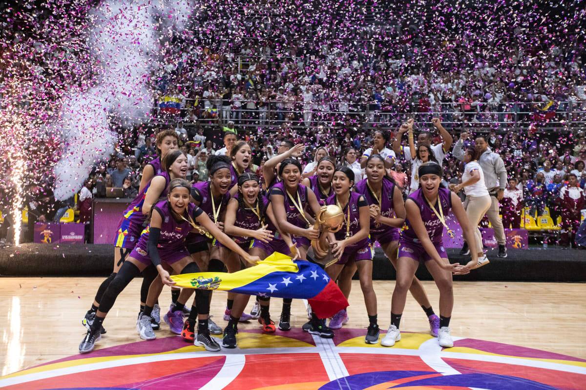 Las jugadoras de Venezuela festejan su título histórico en el Sudamericano de Baloncesto Femenino U15.