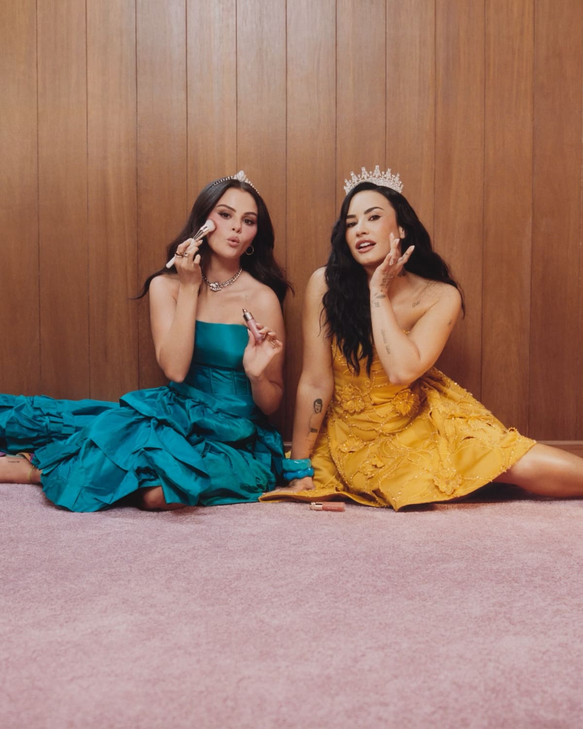 Las artistas recrearon escenas de Programa de protección para princesas para una campaña de Rare Beauty que celebra su amistad. //Foto tomada de IG: @selenagomez
