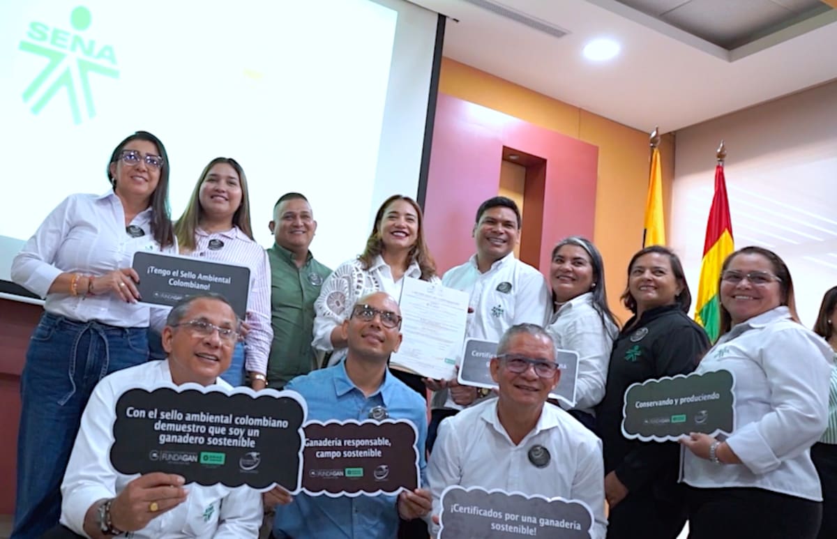 Jacqueline Rojas, directora, junto a varios instructores del SENA Atlántico, tras recibir el Sello Ambiental Colombiano en Ganadería Sostenible.//Cortesía Sena Atlántico.