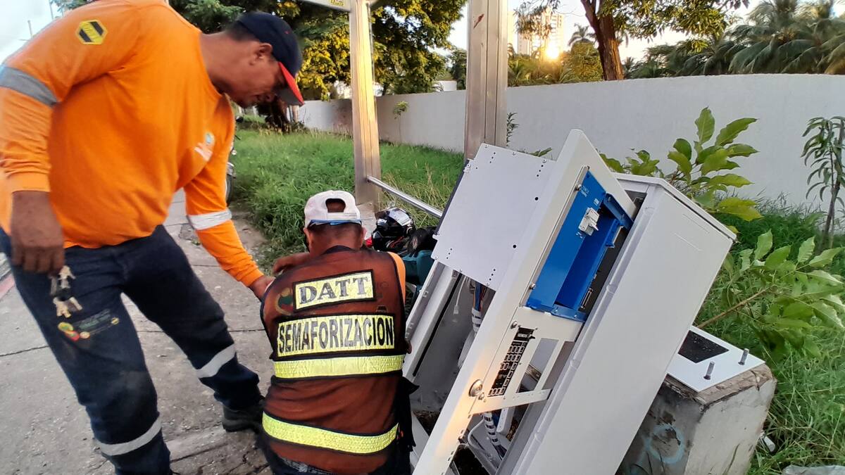 Intervienen semáforos en mal estado tras apagón. // Foto Julio Castaño