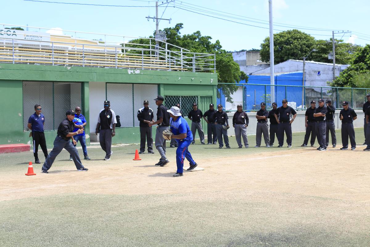 Árbitros de béisbol se capacitan gracias a alianza entre Colombia y Dominicana