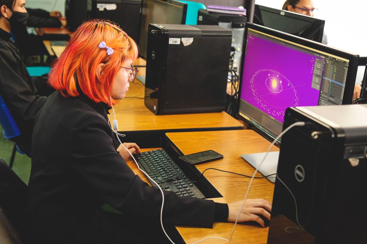 Entre la variada oferta se destacan programas en áreas como telecomunicaciones, moda, manejo de herramientas digitales, minería, mecánica industrial, planeación administrativa, acreditación en salud, redes y medios de transmisión, entre otras. // Foto: Cortesía - SENA.