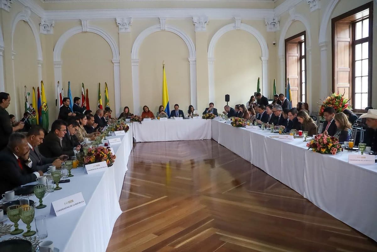 Reunión de trabajo entre la bancada del Centro Democrático, encabezada por el presidente del Congreso, Honorio Henríquez, y la ministra de Salud, Ana María Vesga. // Foto: Cortesía - Senado de la República.