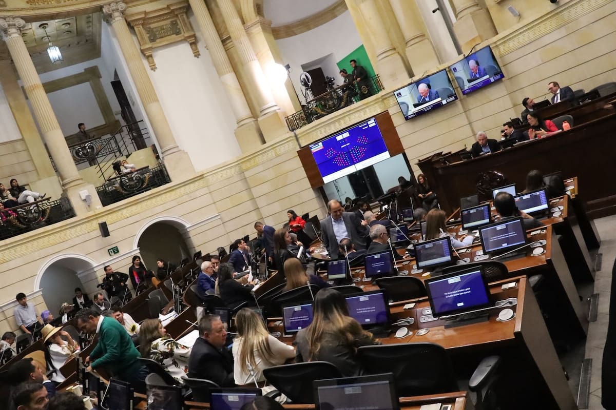 Choque en Senado por atentados: petrismo y uribismo se enfrentan