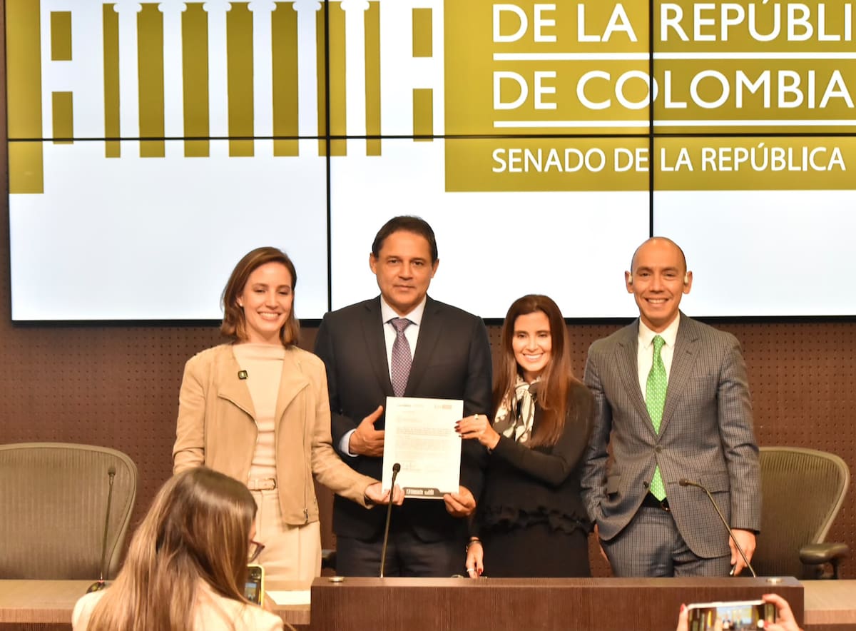 Congresistas del Centro Democrático radicaron proyecto que propone bajar el IVA del 19 al 10 % en tiquetes y alojamientos de zonas afectadas por el terremoto. // Foto: Cortesía - Senado de la República.