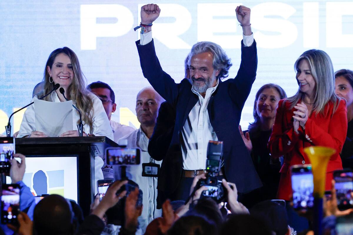 Los aspirantes a la Presidencia de Colombia Juan Daniel Oviedo (c) y la periodista Vicky Dávila (d) reaccionan durante la celebración de la senadora y candidata del partido uribista Centro Democrático a la presidencia de Colombia, Paloma Valencia (i), quien ganó 'La gran consulta por Colombia' este domingo, en Bogotá (Colombia). EFE/