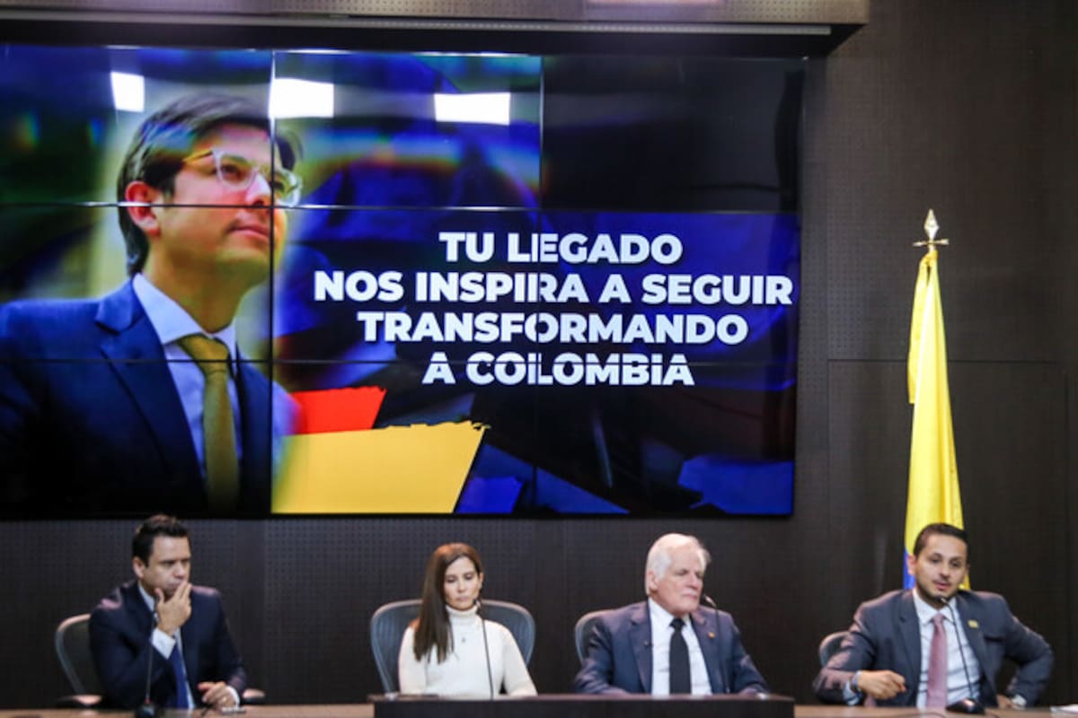 Reviven iniciativas legislativas de Miguel Uribe como homenaje póstumo