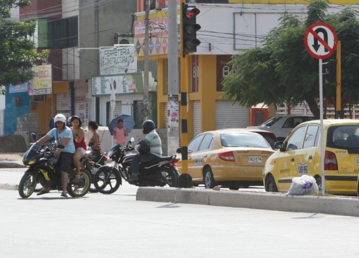 La imagen no miente y a pesar de que está la señal indicando como prohibido el cruce en U, muchos conductores lo están haciendo. Julio Castaño
