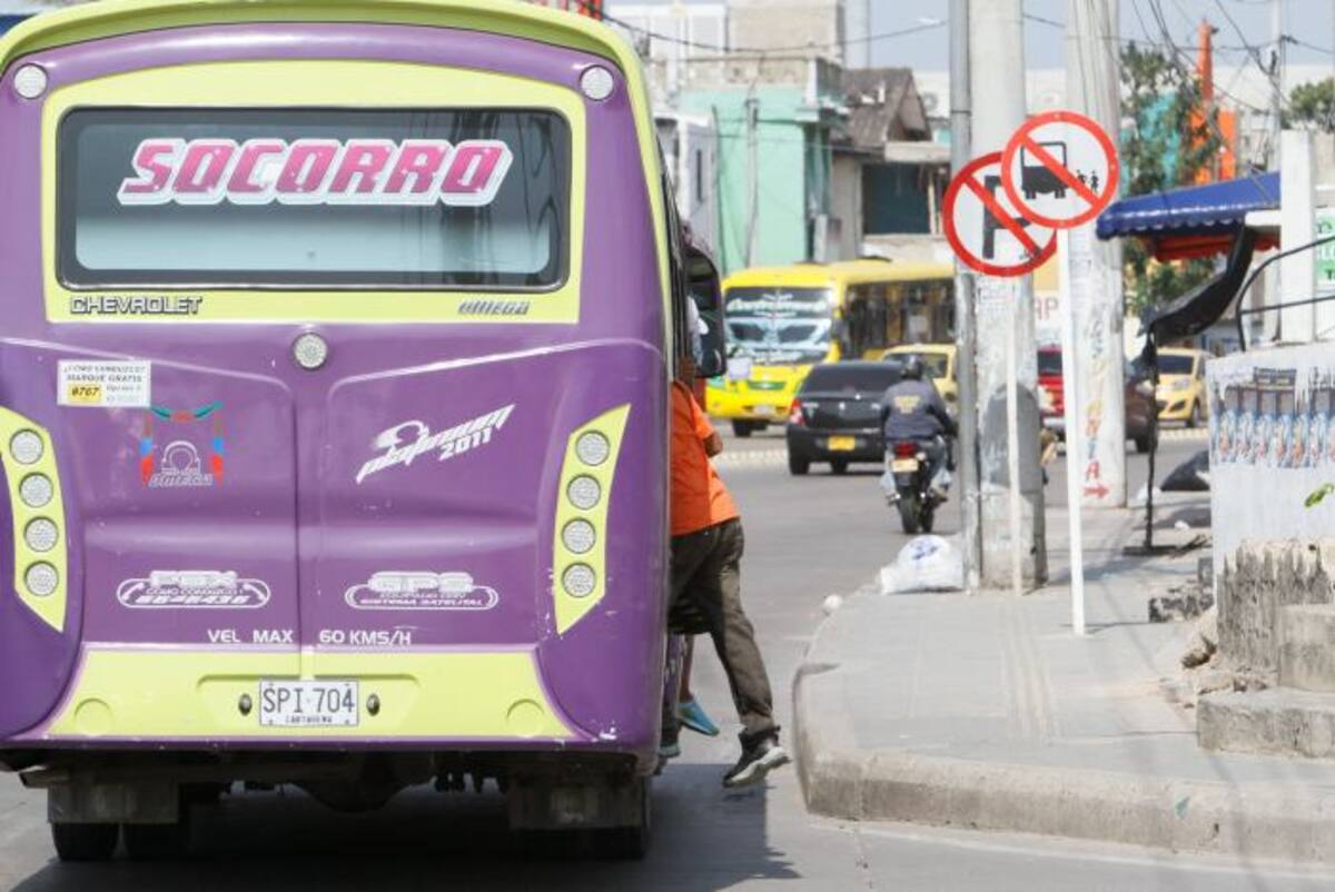 El Universal encontró a varios conductores violando las señales de tránsito. Aquí se viola la que indica que está prohibido abordar pasajeros en esa zona. Julio Castaño
