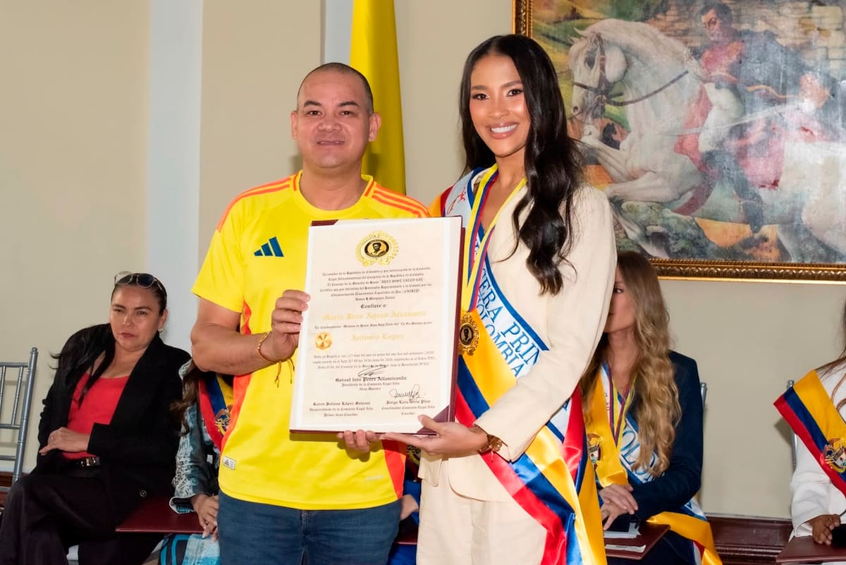 Señorita Bolívar, María José Ayazo, recibe su condecoración. //Foto: cortesía.
