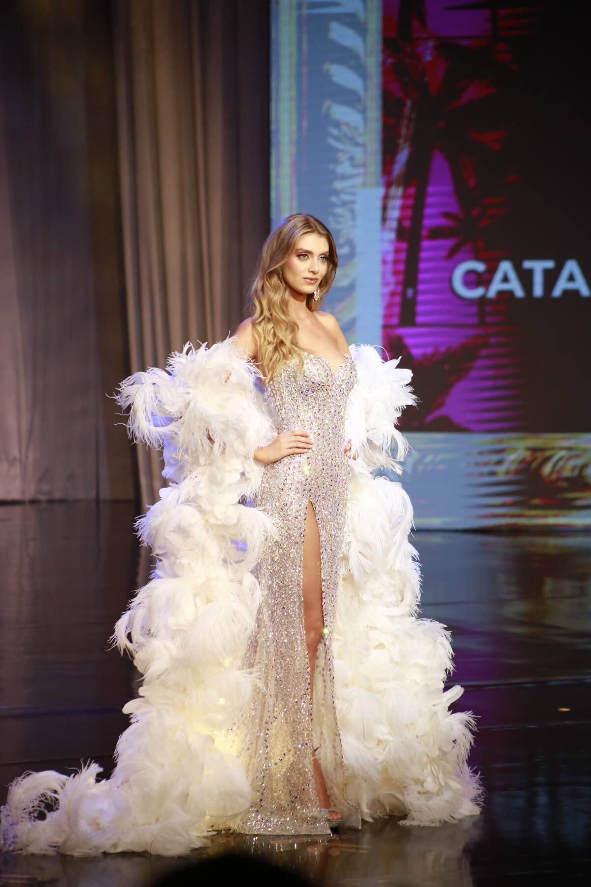 Catalina Duque Abréu con su traje de gala en la noche de la coronación. //Foto: Luis Herrán- El Universal.