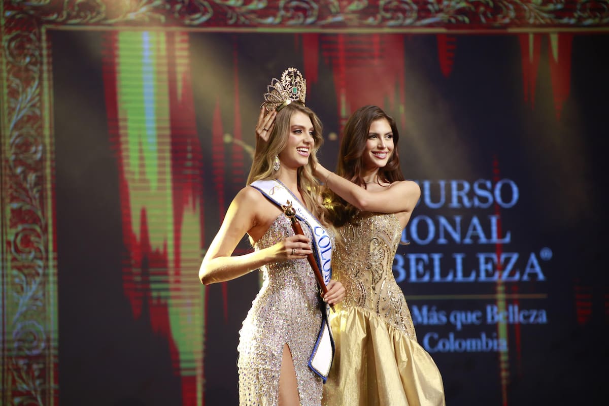Sofía Osío Luna coronó a la nueva Señorita Colombia 2024, Catalina Duque Abréu. //Foto: Luis Herrán- El Universal.