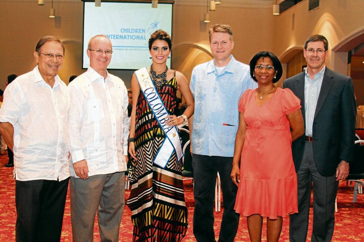 Hernando Osorio Rico, Jack Mc Canna; la señorita Colombia, Lucía Aldana Roldán; Paul Hooper, Nidia Monterrosa y David Houchen. Maruja Parra /El Universal/
