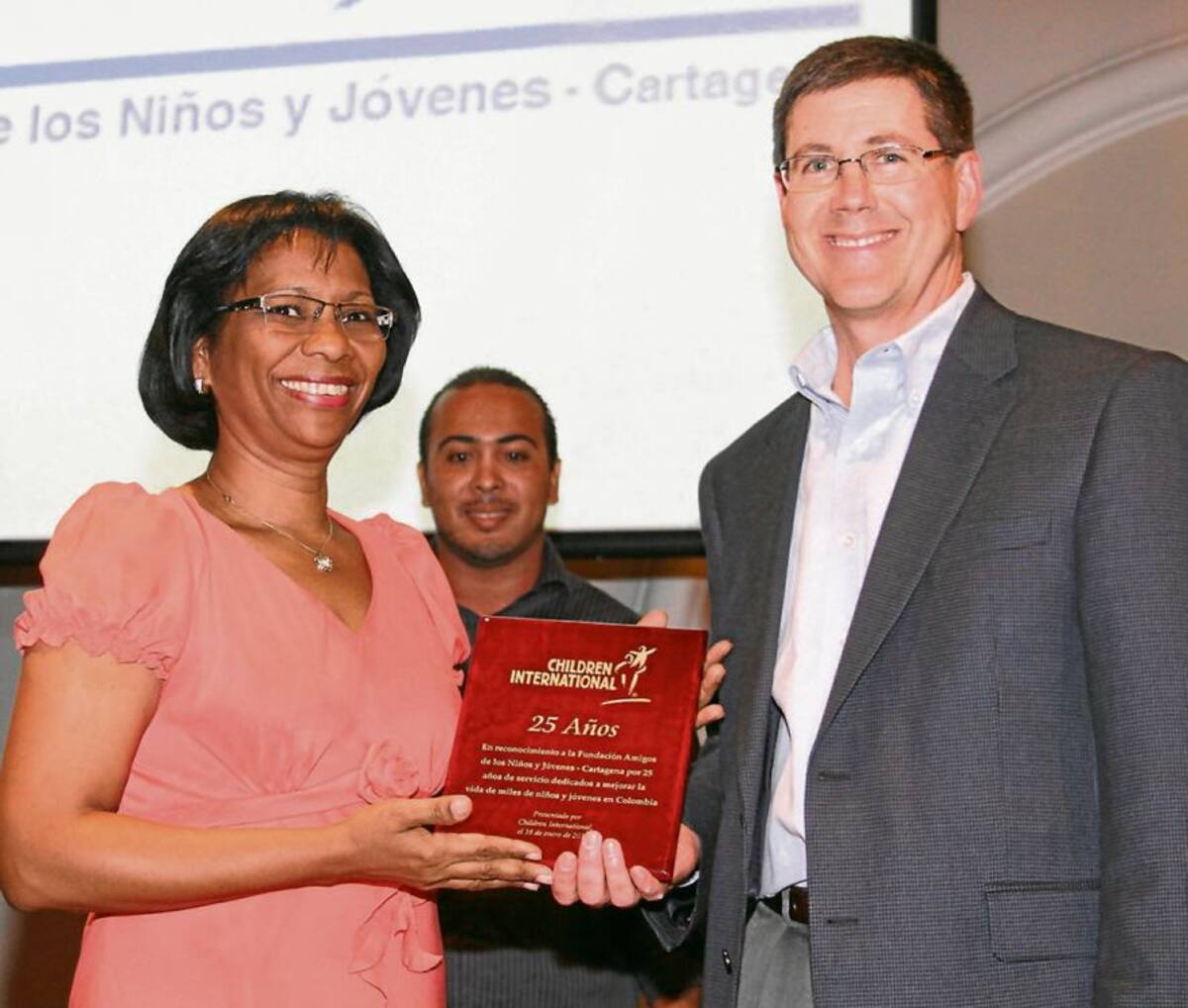 Nidia Monterrosa recibió una placa de David Houchen, vicepresidente de la Children Internacional.