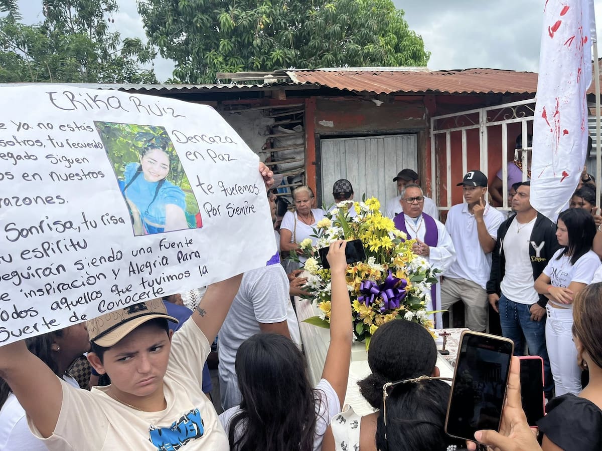 Hasta la puerta de la que fue su vivienda, en el barrio Mateo Gómez, en El Carmen de Bolívar, fue llevado el cuerpo de Erika Ruiz durante su sepelio en la mañana de este jueves 1 de mayo. //FOTO TOMADA DEL FACEBOOK DEL CANAL TELEMONTES DE MARÍA.