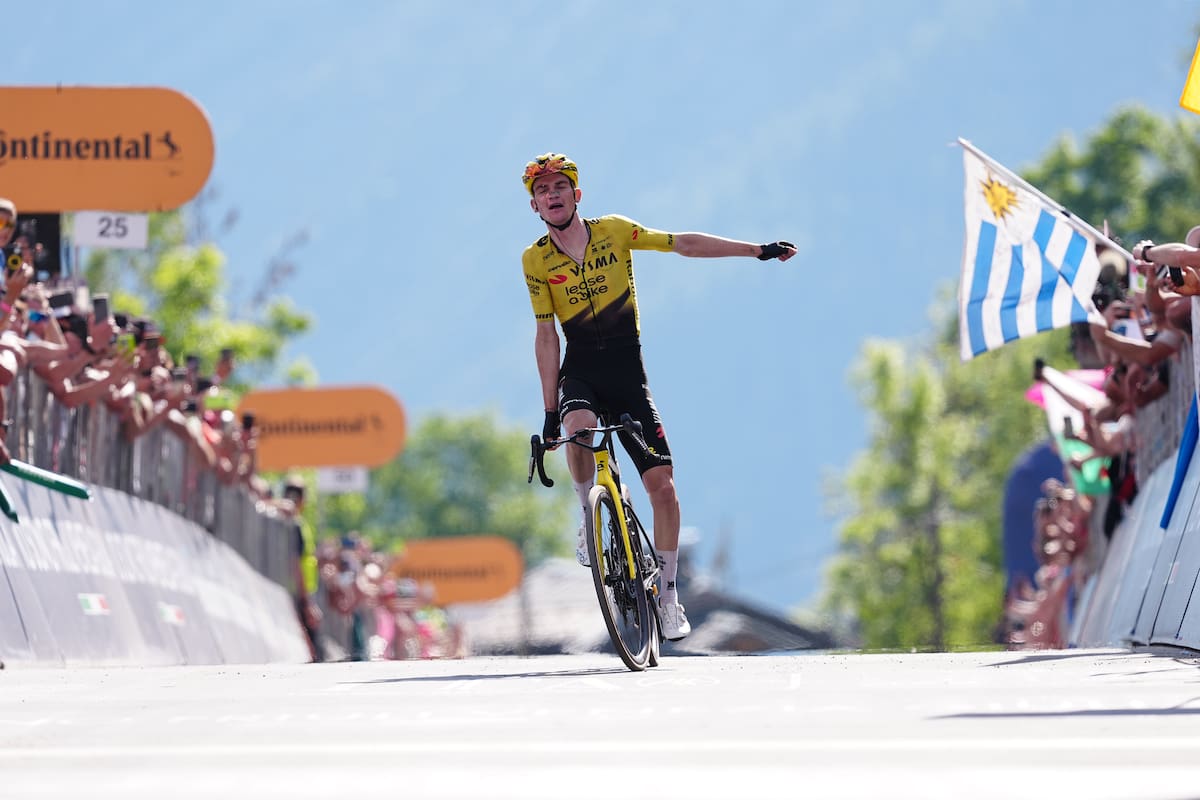 El estadounidense Sepp Kuss, del equipo Visma | Lease A Bike, celebra su victoria en la 19ª etapa del Giro de Italia. //Foto, AP: Gian Mattia D'Alberto/LaPresse