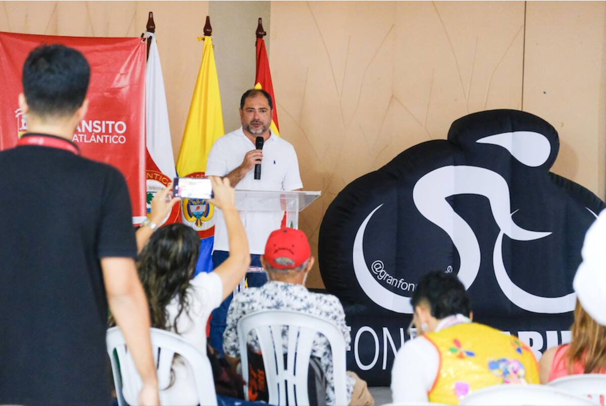 Carlos Granados, director del Instituto de Tránsito del Atlántico., presentando la séptima edición de ‘Fondo Caribe 2025’, que se correrá en Puerto Colombia.//Cortesía.