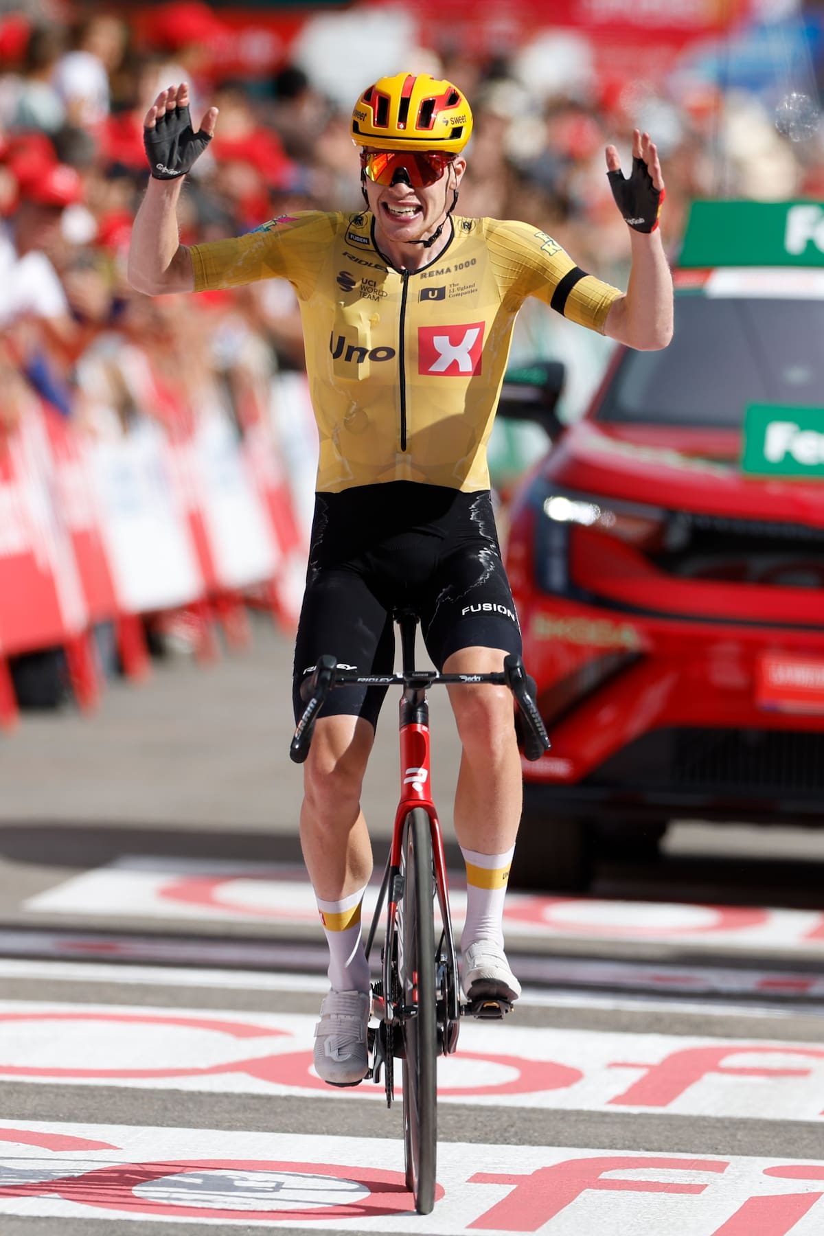 El ciclista noruego Andreas Leknessund celebra su victoria en la séptima etapa de La Vuelta a España. //Foto, EFE: Javier Lizón