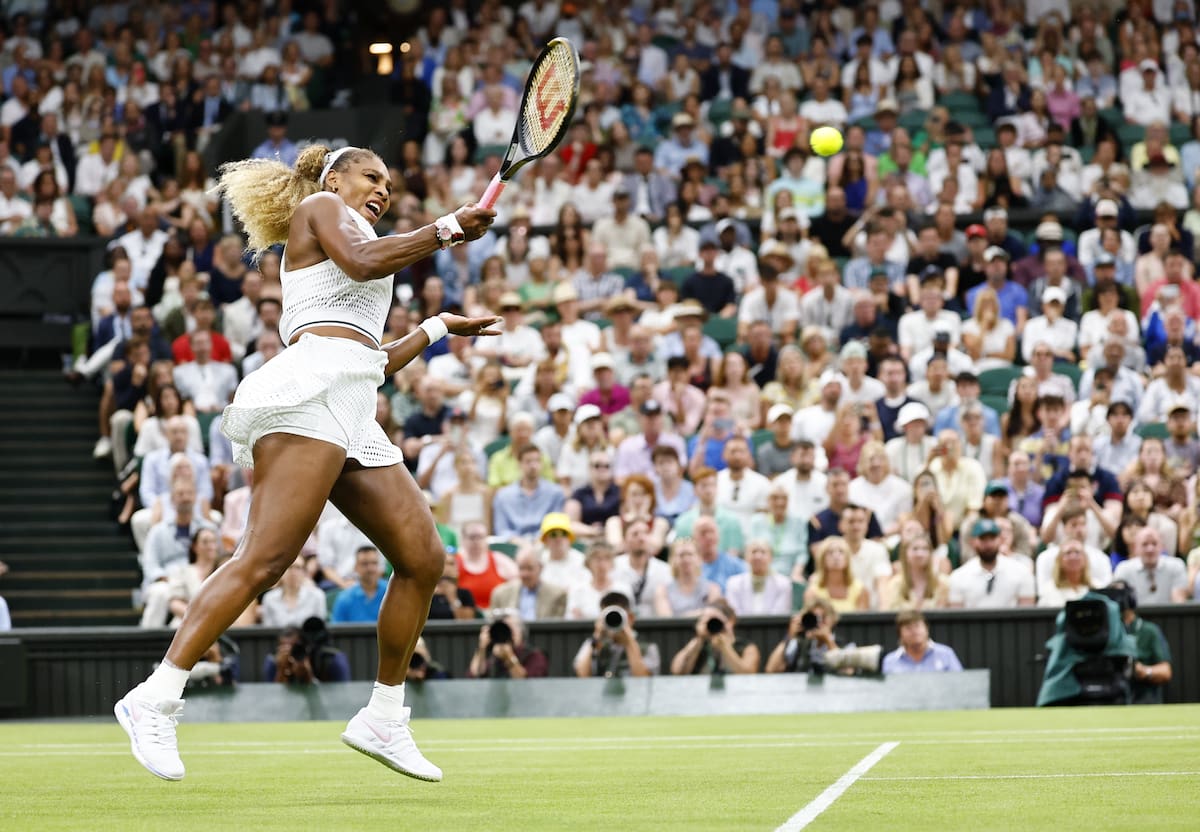 Serena Williams cae con orgullo y honor en su regreso a Wimbledon a sus 44 años. // Foto: EFE/EPA/TOLGA AKMEN