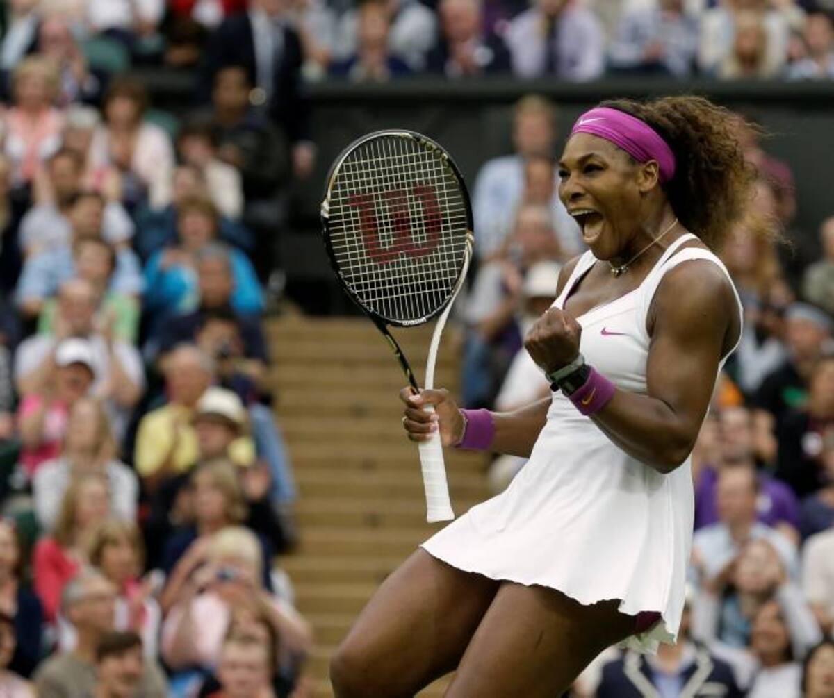 Serena Williams festeja su llegada a las semifinales de Wimbledon al superar ayer a la checa Petra Kvitova. AP