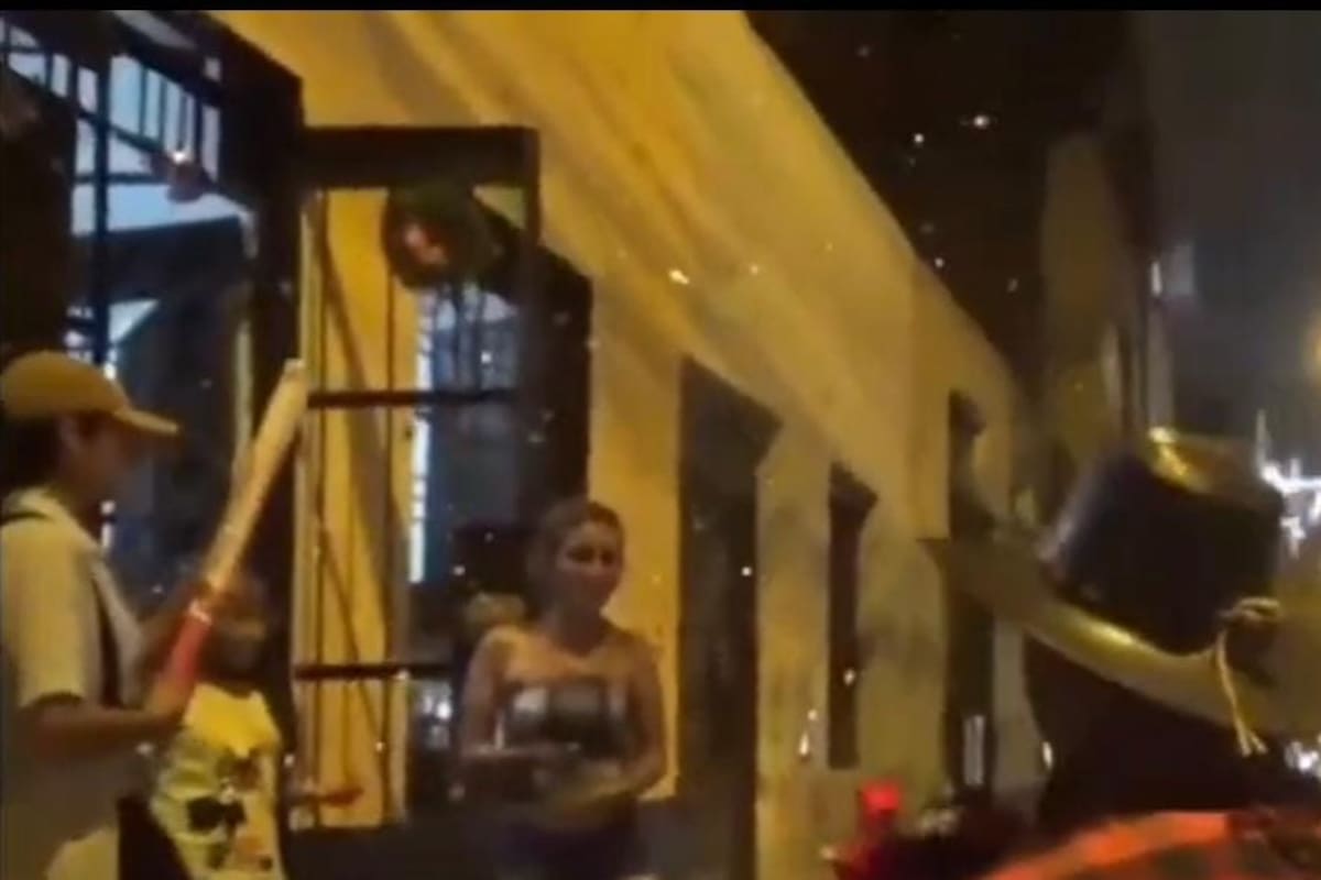 Video: La insólita captura a una mujer en medio de una serenata de San Valentín