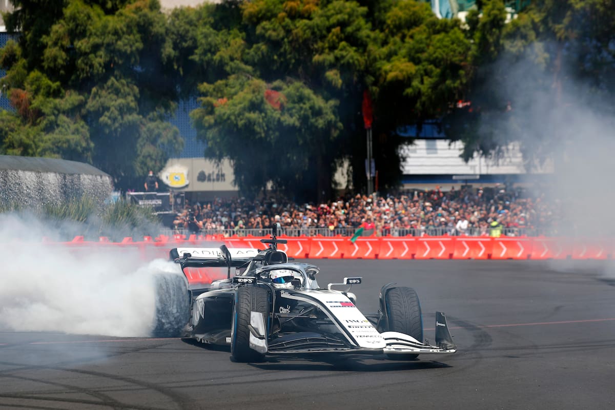 El piloto mexicano Sergio "Checo" Pérez participa en el 'Show Run' este miércoles en Ciudad de México (México). //Foto, EFE: Isaac Esquivel