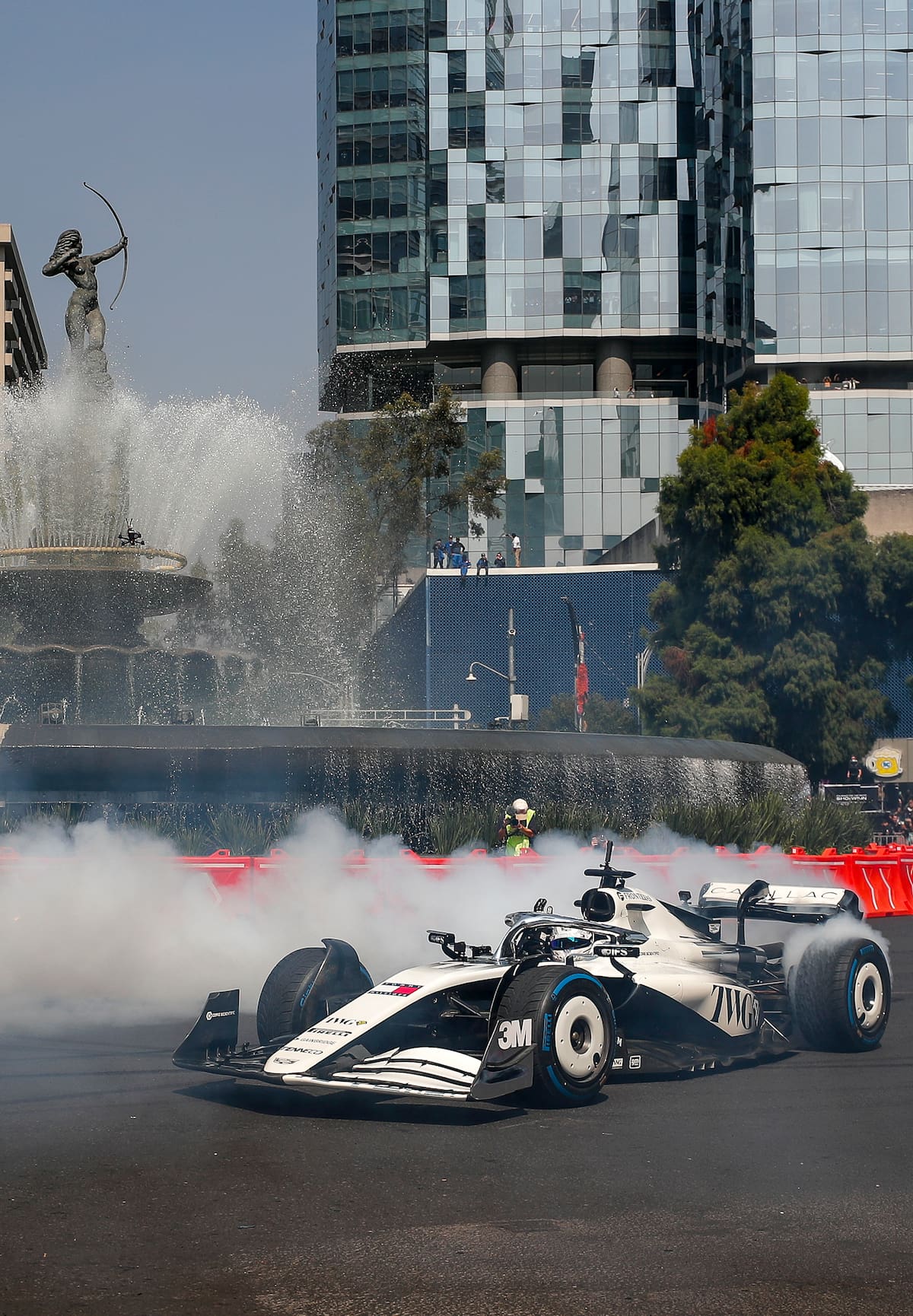 El piloto mexicano Sergio "Checo" Pérez participa en el 'Show Run' este miércoles en Ciudad de México (México). //Foto, EFE: Isaac Esquivel