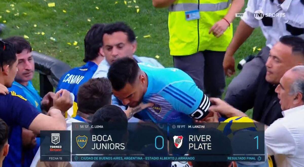 Sergio 'Chiquito' Romero, arquero de Boca Juniors, insultando a los hinchas del Xeneize tras culminar el partido contra River en La Bombonera. // Captura de video.