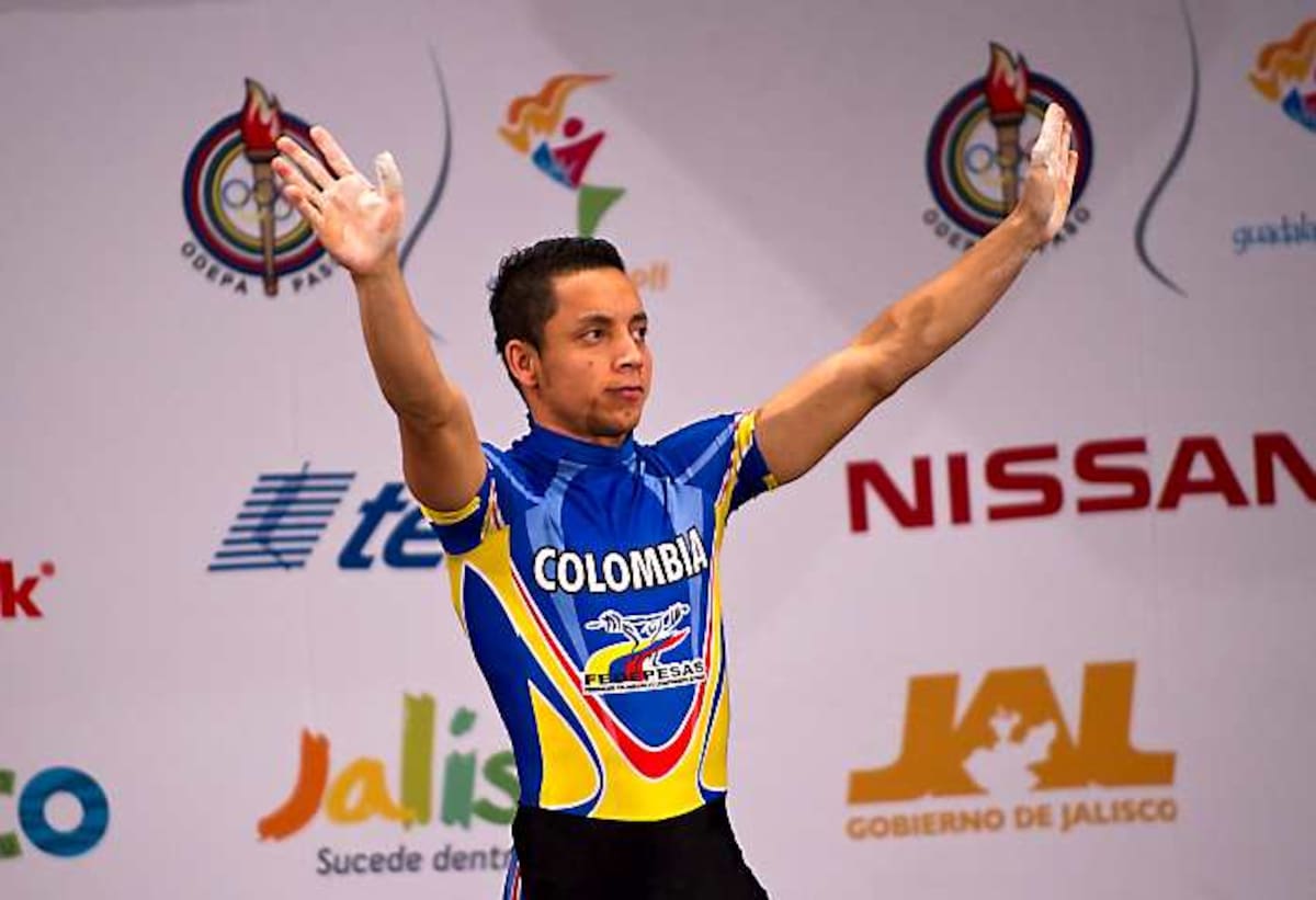 Sergio Rada, de Colombia, festeja su medalla de plata. AFP