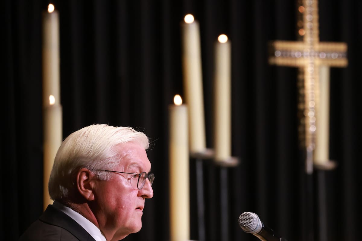 07/10/2024.- El presidente alemán Frank-Walter Steinmeier habla durante un servicio interreligioso en conmemoración del ataque a Israel el 07 de octubre en la iglesia Kaiser-Wilhelm Gedaechtniskirche en Berlín, Alemania, el 07 de octubre de 2024. EFE/EPA/CLEMENS BILAN.