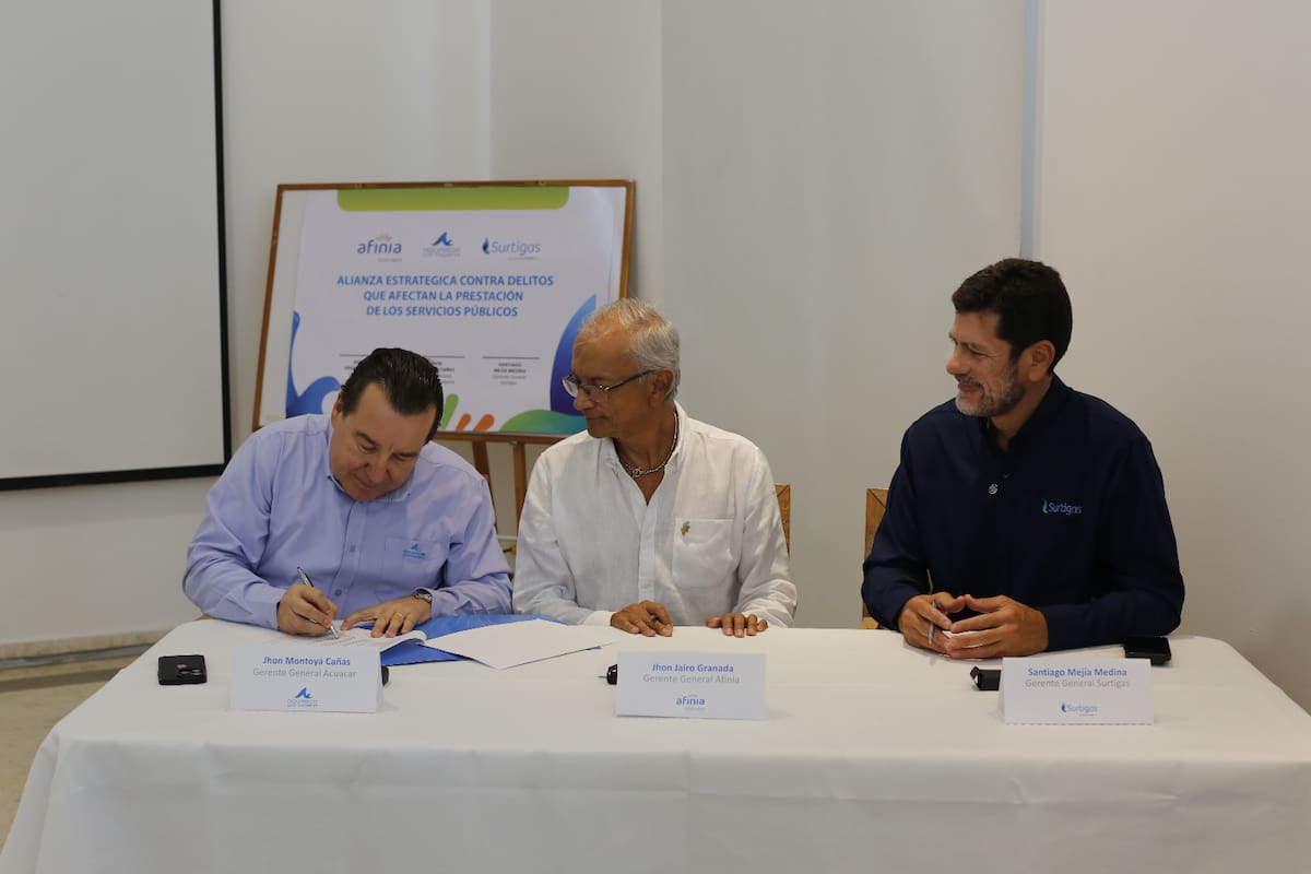 Firma de alianza de parte de las entidades. // Foto: cortesía