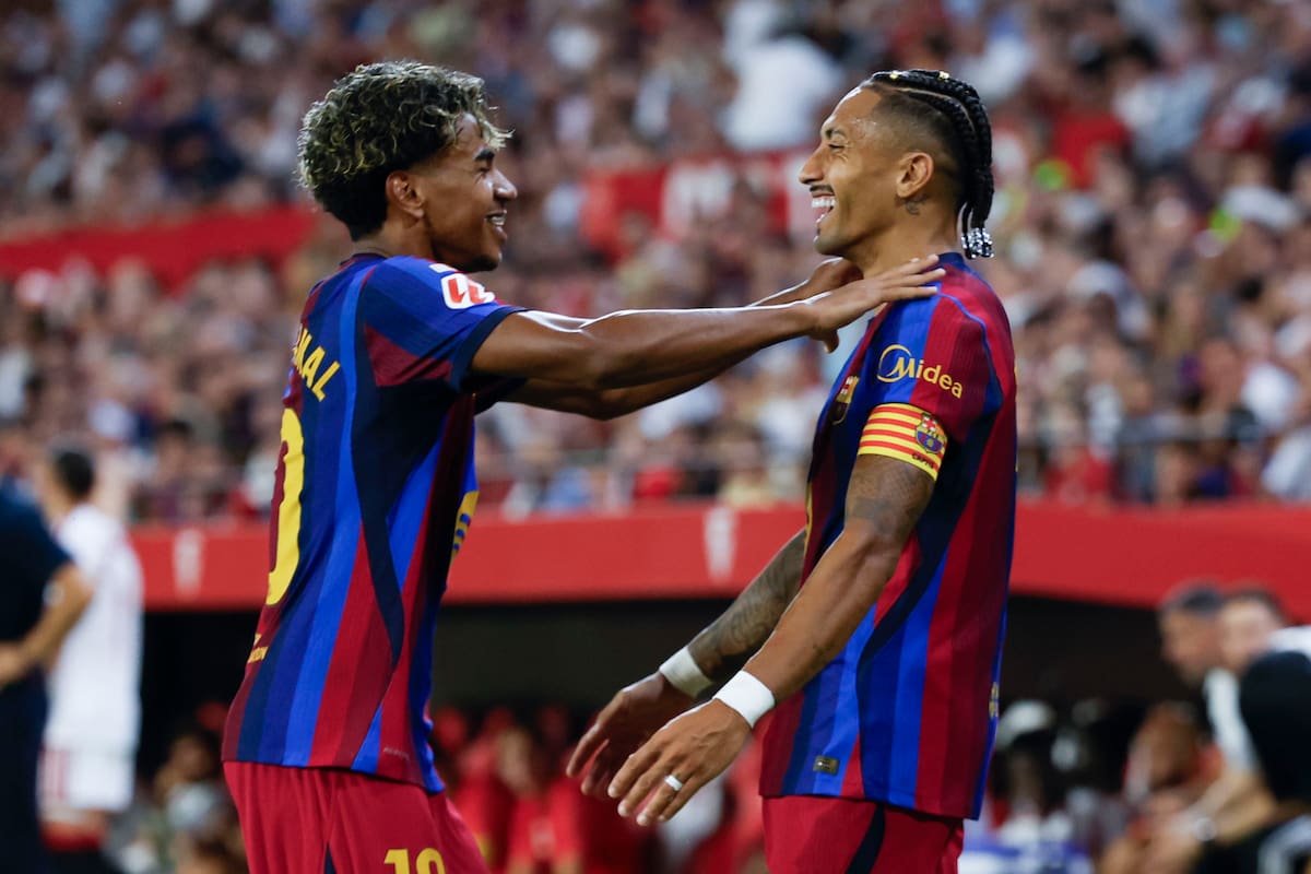El delantero del Barcelona Raphinha (d) celebra con Lamine Yamal tras marcar el 1-2, durante el partido de LaLiga que Sevilla FC y FC Barcelona. //Foto, EFE: Julio Muñoz